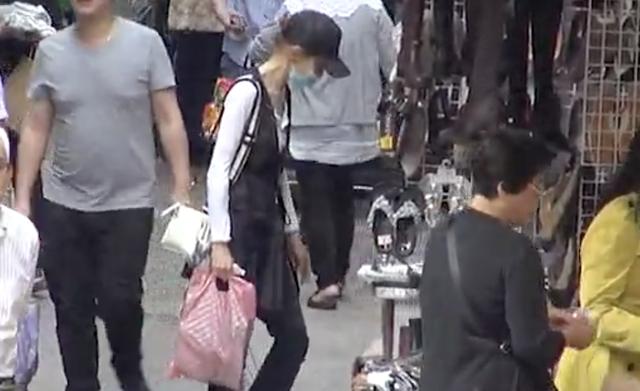 54岁张曼玉手持1.5亿物业偏爱街边购物