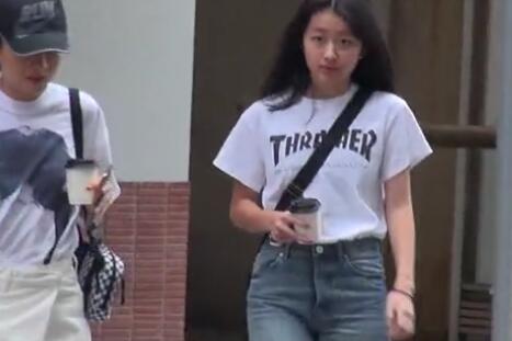 陈奕迅14岁女儿已高过妈妈 打扮时髦靓丽有星味