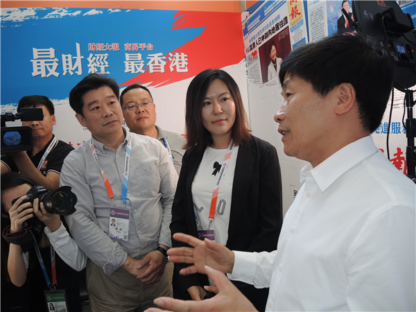 杜飛進到本報京交會現場訪談室慰問  鼓勵本報做好報道 越辦越好