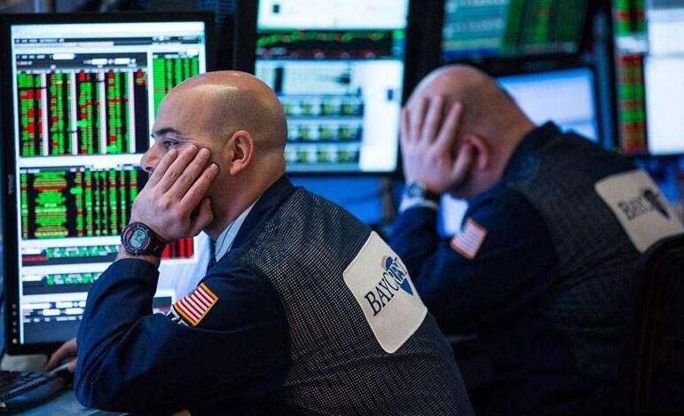 誰搬起石頭砸自己的腳？