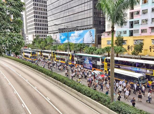 示威者突堵龍和道 近百巴士線暫停 金鐘烏煙瘴氣 商戶生意大挫