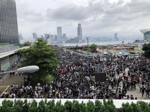 大批示威者包圍立會 二讀會議延期