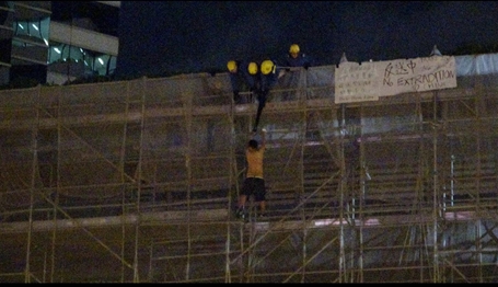 太古廣場掛橫額 男子危站失足墮樓亡