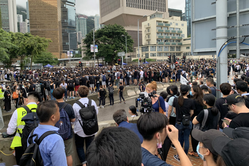 示威者續堵龍和道擾亂交通