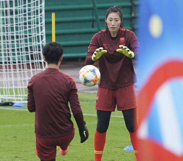 中国女足备战16强赛 