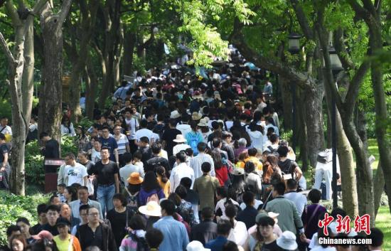 游客太多这些网红地不堪重负！“打卡热”vs冷思考