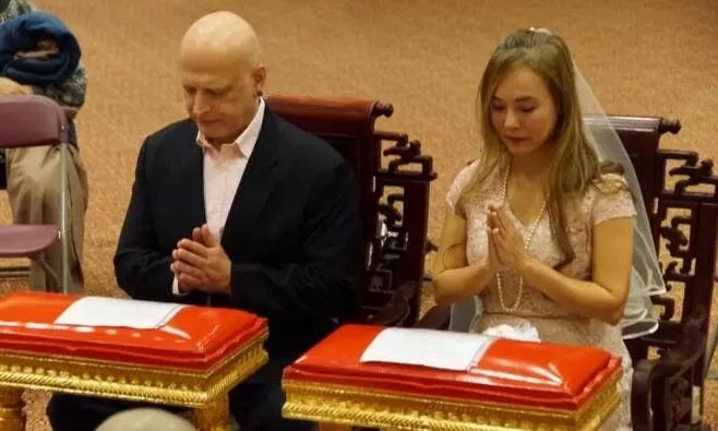 经历比邓文迪还传奇，55岁嫁入豪门！