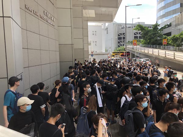 警方呼籲在警總外集結的市民盡快離開