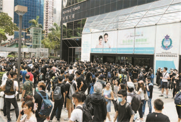 示威者包圍政府機構 嚴重影響民生