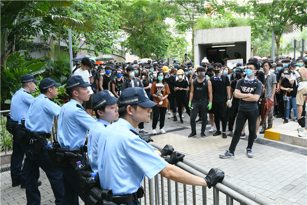 警方譴責包圍員警總部行為 對違法示威者必定嚴肅跟進