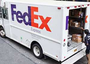 联邦快递CEO回应“误处理”华为包裹：美法规逼的