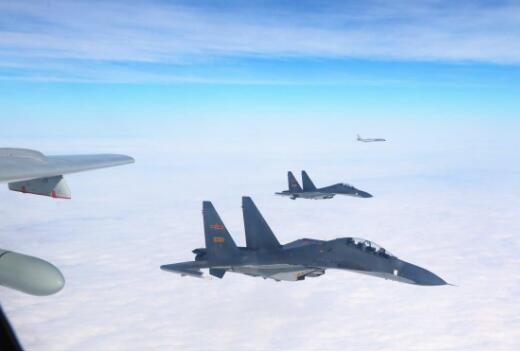 過道台灣海峽的加護衛艦聲稱解放軍大批艦機伴隨監視該艦