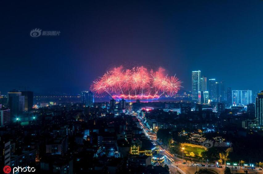 長沙上演絢麗煙花迎接非洲來客