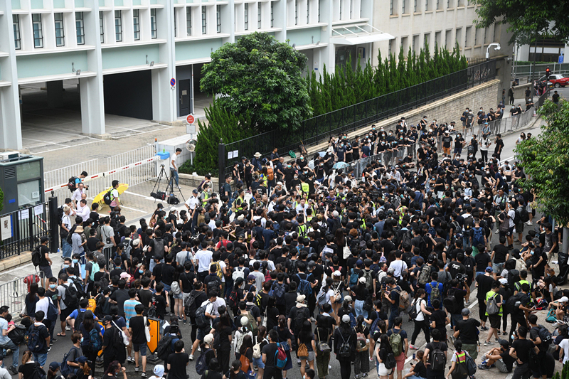 示威者昨圍堵律政中心佔馬路