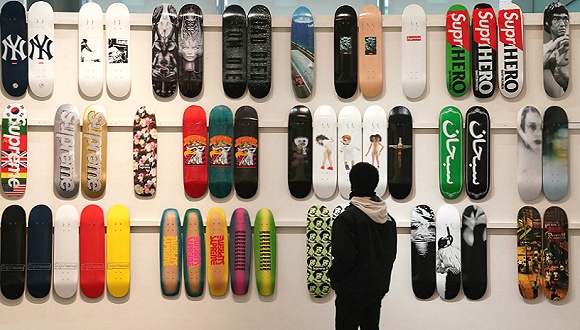 神秘中国买家出价87万，电话竞拍131副Supreme限量滑板