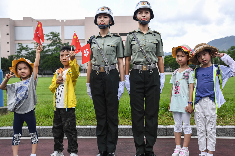 “小軍事迷” 伴駐港部隊衛兵雨中站崗：我長大要當個軍事家