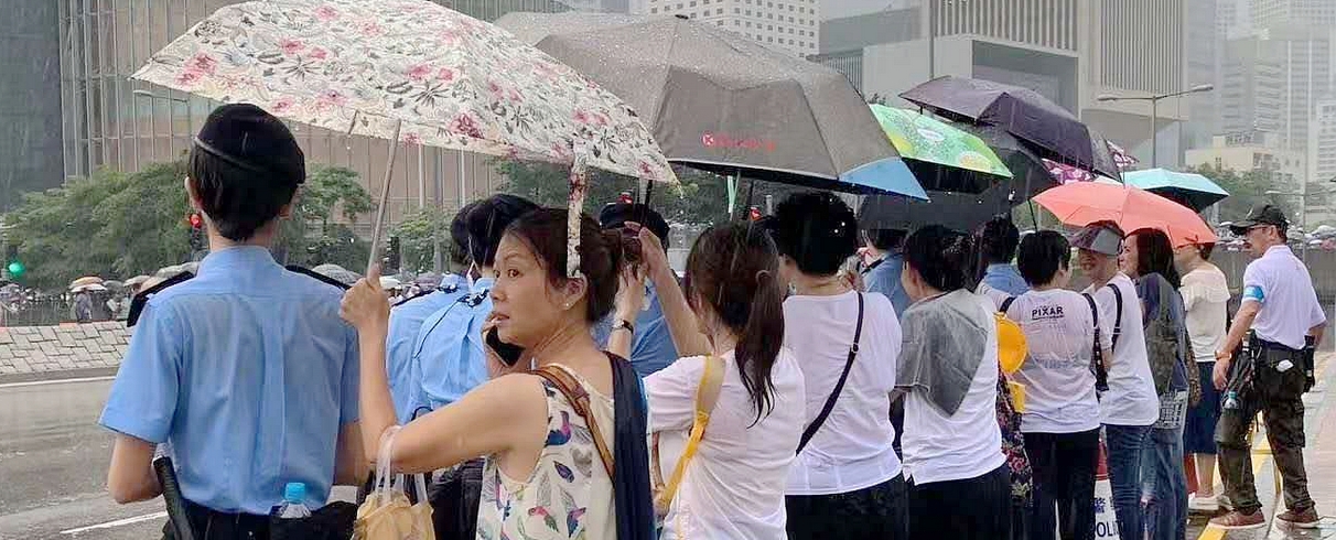 十數萬市民和平集會聲援警隊 撐你 為港忍辱負重 挺你 無懼日曬雨淋