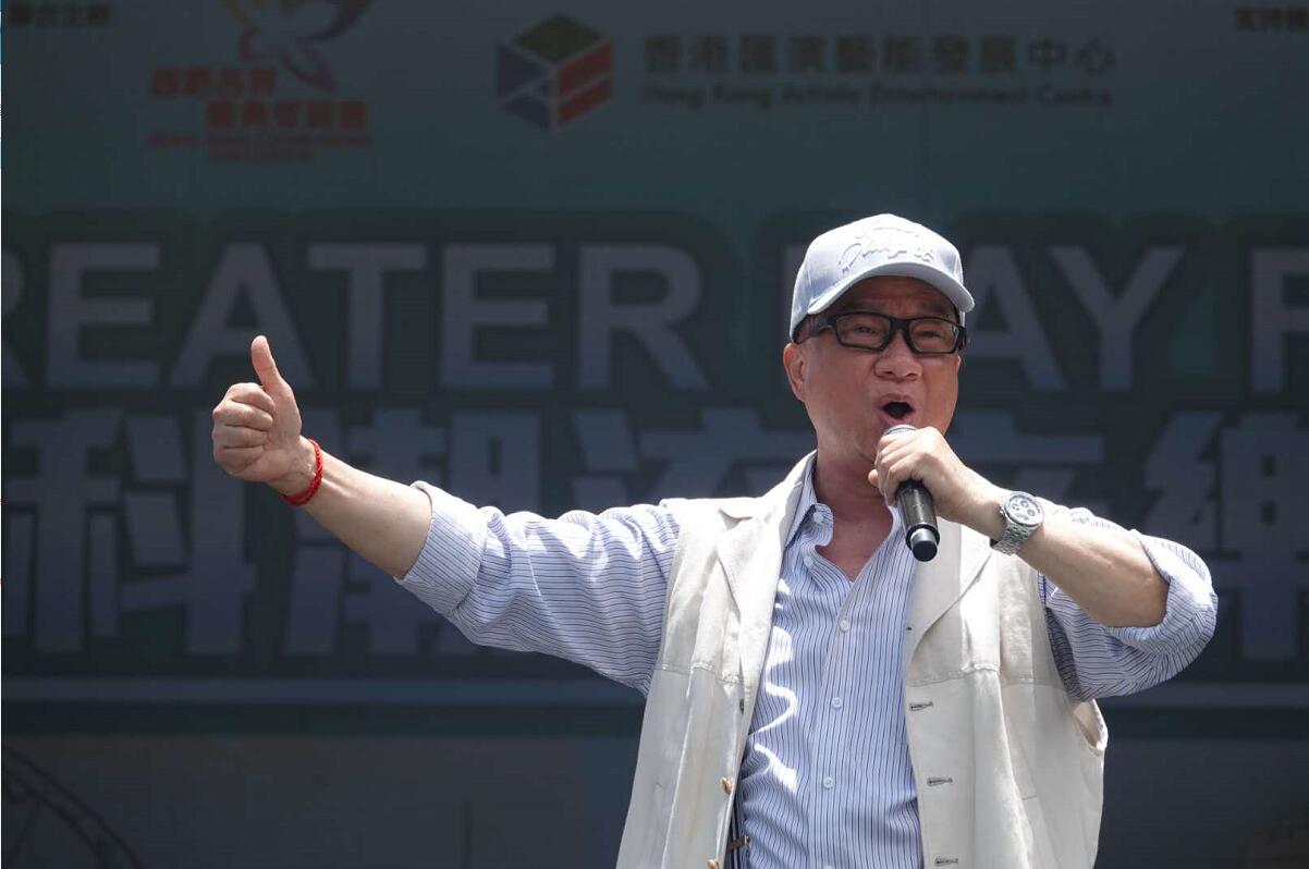 徐小明高歌为警察打气