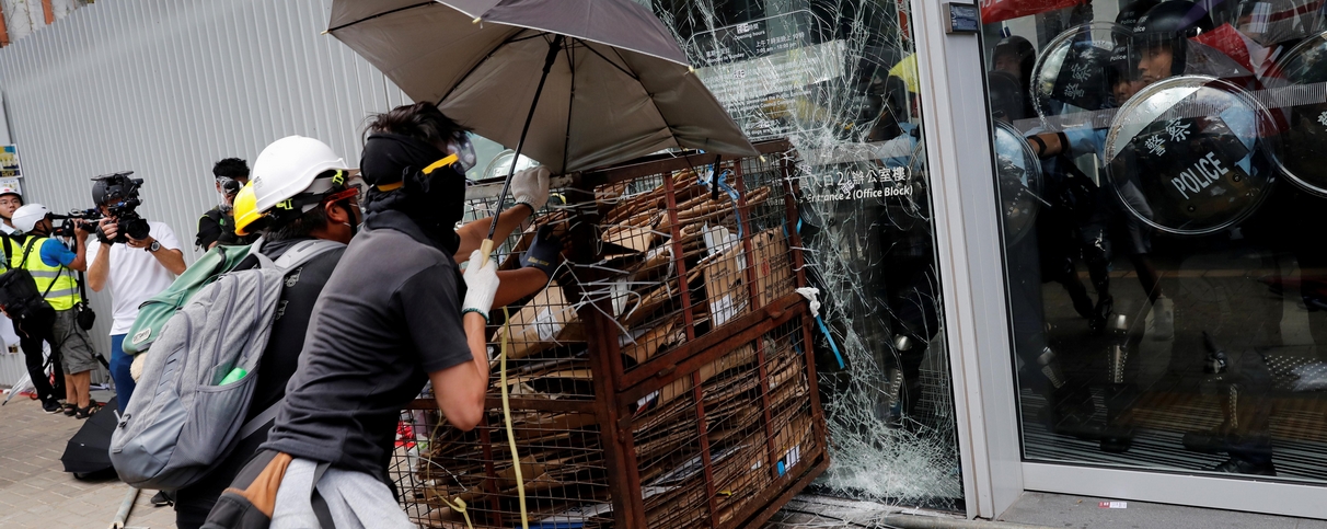 暴徒爆玻璃攻佔立會大肆破壞 特首深夜见传媒強烈譴責