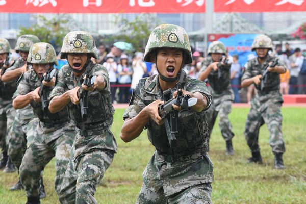 駐軍增刺殺操表演市民讚嘆不已