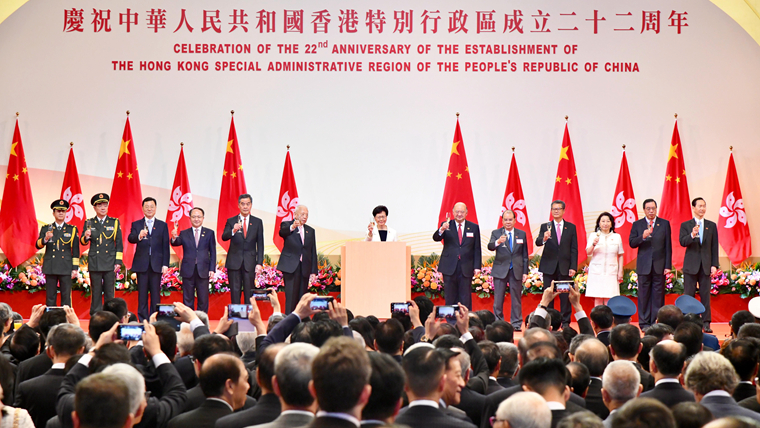 港府辦升旗禮及酒會慶回歸22周年 社會期待特首新作風