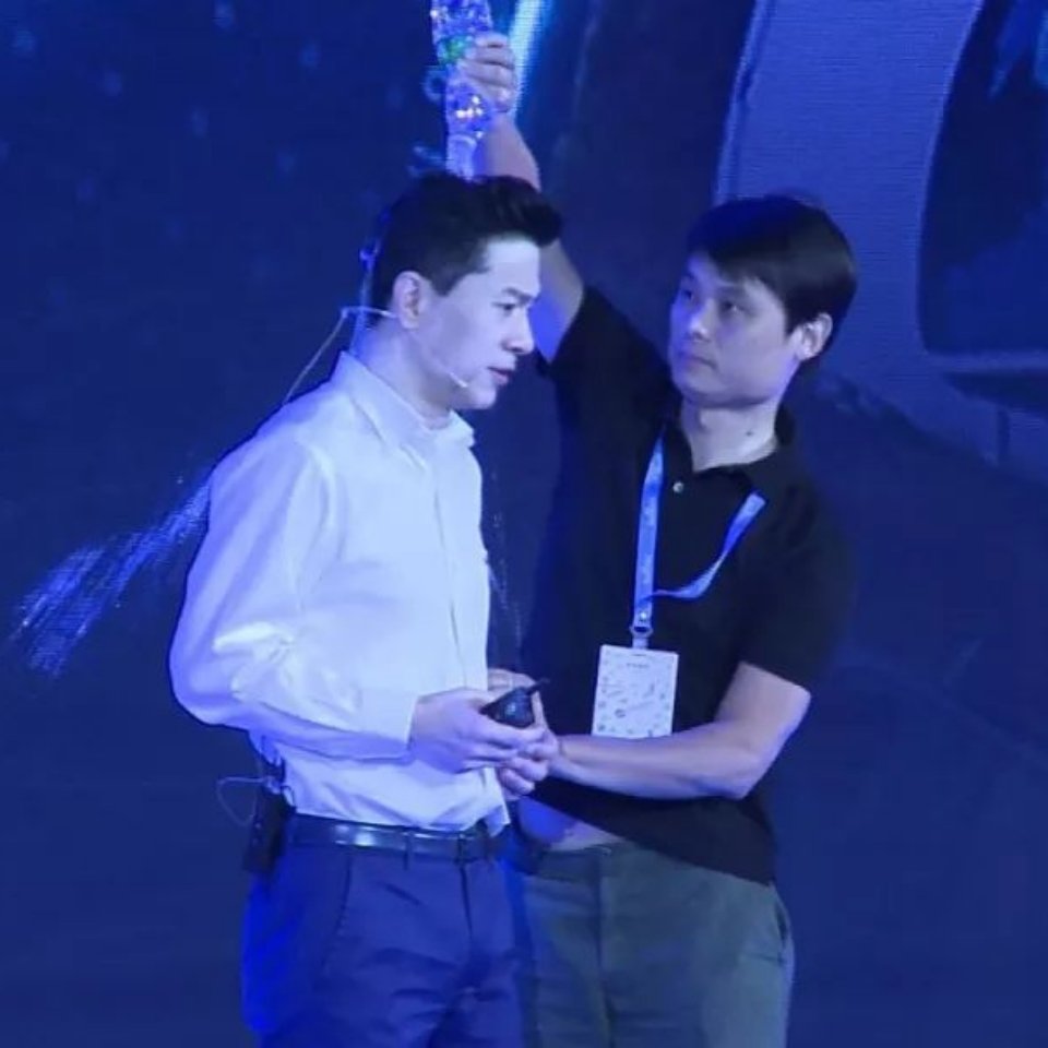 李彥宏演講突遭冷水淋頭 負面纏身 百度當鳴警鐘