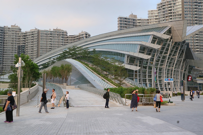 西九高鐵站內外 警今午嚴陣以待 各界籲請九龍遊行和平非暴力