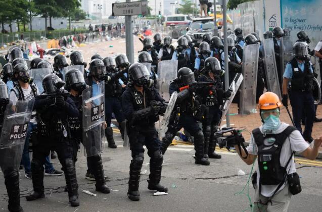 香港警察家屬：我們何時成了「過街老鼠」?