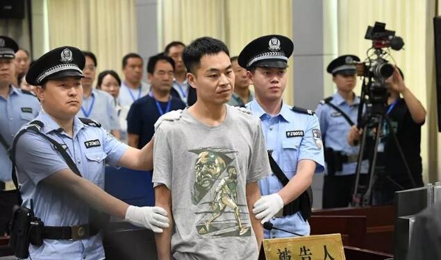 当街殴打20年前老师，男子被判1年6个月