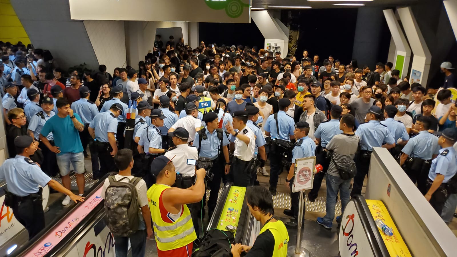 油塘站外「連儂牆」200人爆衝突 警一度舉紅旗警告