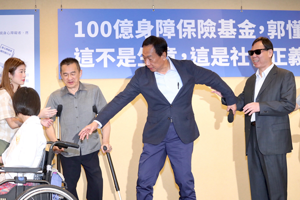 多家民調韓勝郭 郭台銘聲淚俱下勸韓國瑜退選