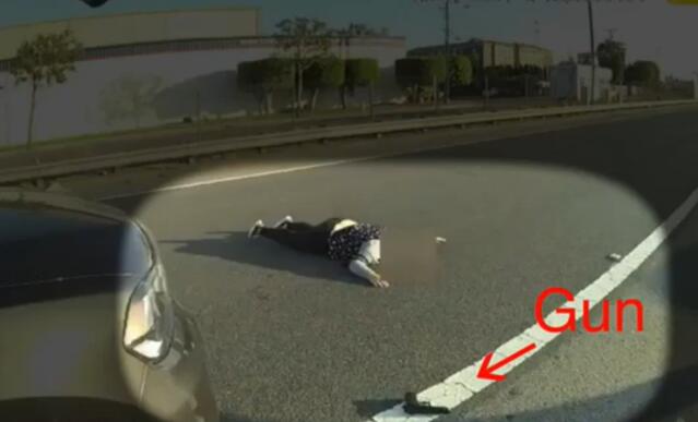 用仿真枪瞄准警察，美国17岁女孩被击毙