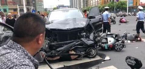 江苏常州一奔驰连撞多辆电动车，已致3死10伤