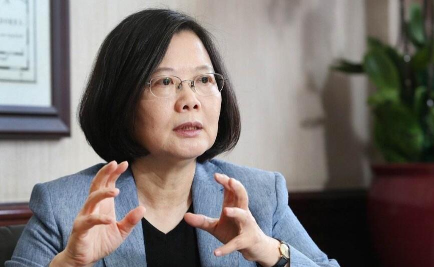 蔡英文舉起民主反民主