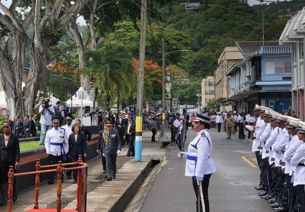 蔡英文“出访”状况不断：女兵晕倒、旗子升起后掉落