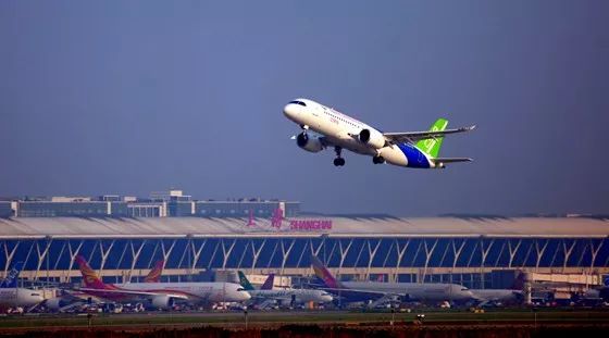 三架中國產飛機直擊長空 外國網友：幹得漂亮