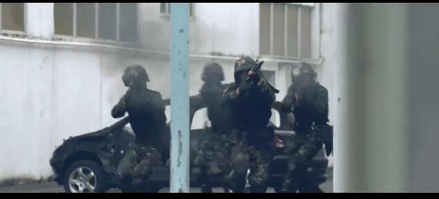 駐港部隊宣传片展示维稳演练，用廣東話警告暴力衝擊者「後果自負」