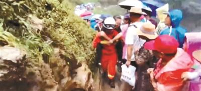 景区内游客突发心脏病 消防员背其狂奔下山累瘫两次