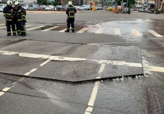 台湾发生6.4级地震：地面隆起瓦斯漏气，老人抱女儿大哭