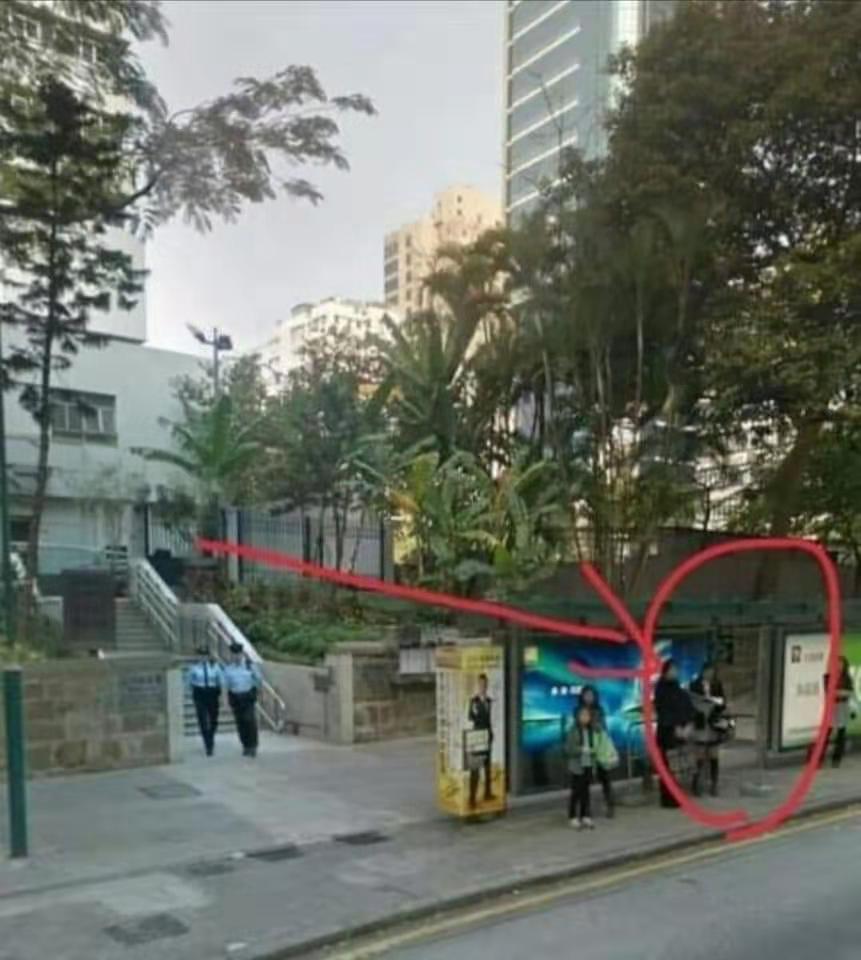 還原真相：尖沙咀爆眼女子料被黑衫「自己友」打中