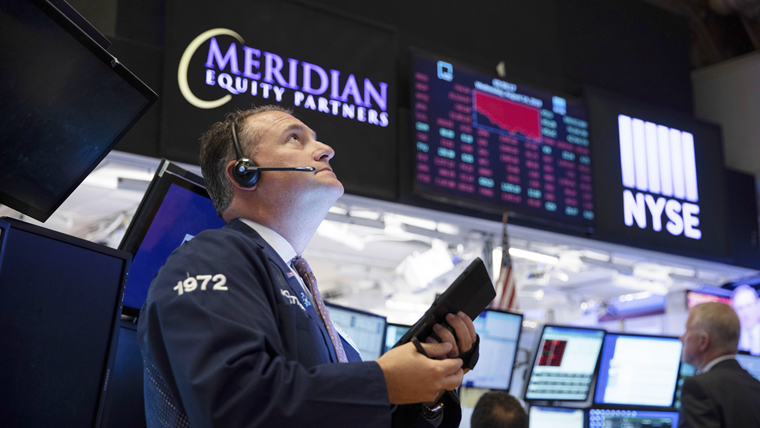 美债12年来首次倒挂，三大股指集体重挫，道指狂泄800点创年内纪录