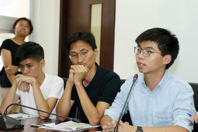 黄之锋赴台向民进党“求援” 岛内怒呛：别傻了，赶快回去