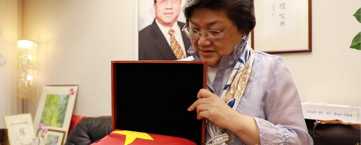 【国庆专稿】七十載兩代人 愛國家愛香港 黃周娟娟：一家人的國旗故事