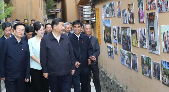 习近平在河南考察调研 瞻仰革命烈士纪念堂走进“创客乡村”