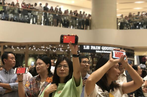 市民太古廣場「快閃」唱國歌 高呼「祖國生日快樂」