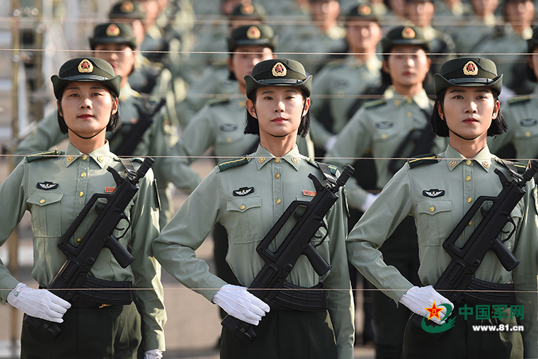 中國軍網記者探訪閱兵訓練場 實拍女兵方隊的一天