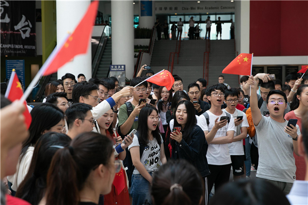 數百科大學生校園快閃唱國歌
