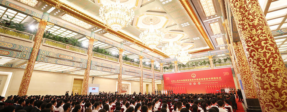 習近平為國家勳章和國家榮譽稱號獲得者頒授勳章獎章並發表重要講話