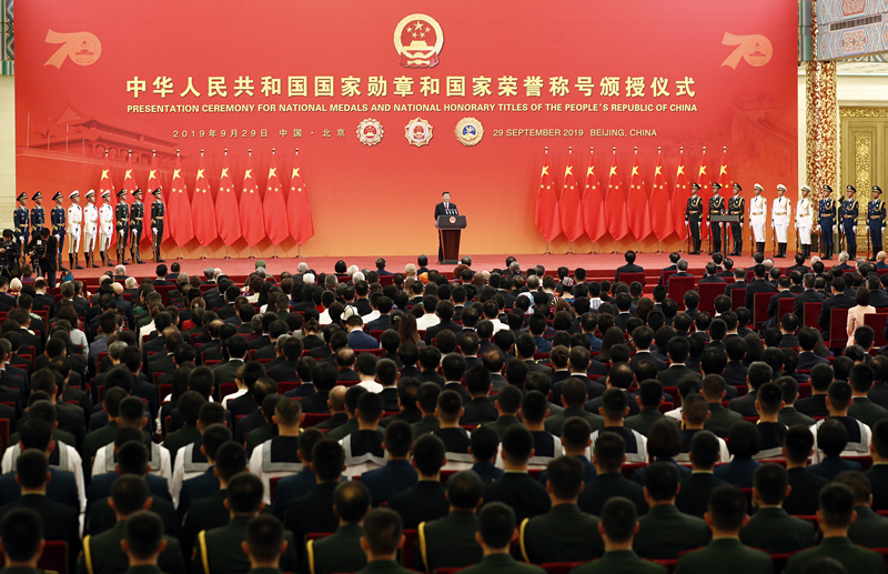 國家勳章和國家榮譽稱號頒授儀式隆重舉行 習近平：以最高規格褒獎英雄模範
