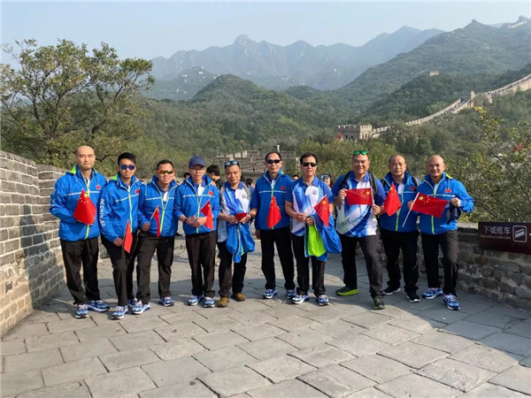 光头刘sir登上长城，发来自拍照